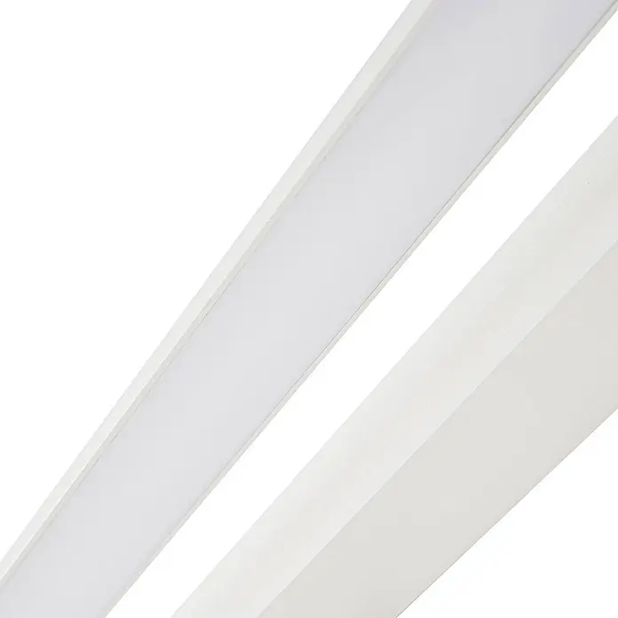 Arcchio LED Wandleuchte innen in weiß, Wandlampe -  - Zwei weiße lineare LED-Leuchten mit milchweißen Diffusoren, diagonal angeordnet.