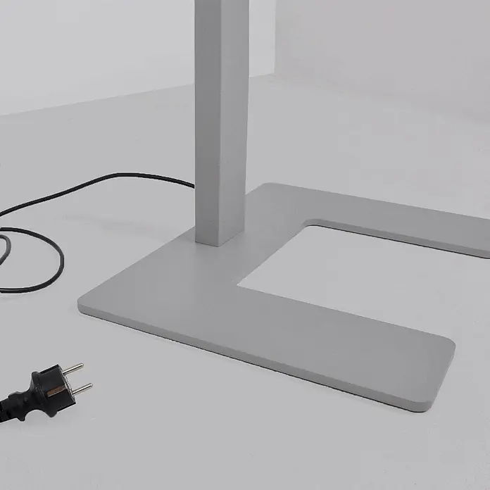 Arcchio LED Stehlampe Büro in silber, weiß, dimmbar Büroleuchte -  - Graue Metallbasis eines Bodenständers mit U-förmigem Ausschnitt und schwarzem Netzkabel mit Schukostecker.
