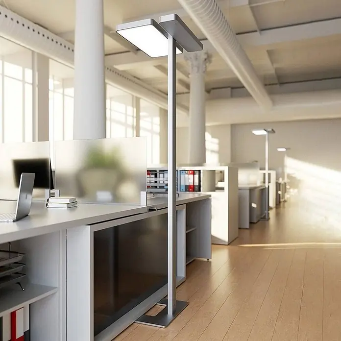 Arcchio LED Stehlampe Büro in silber, weiß, dimmbar Büroleuchte -  - Moderne silberne Stehlampe mit zwei rechteckigen LED-Köpfen beleuchtet einen Bürobereich.