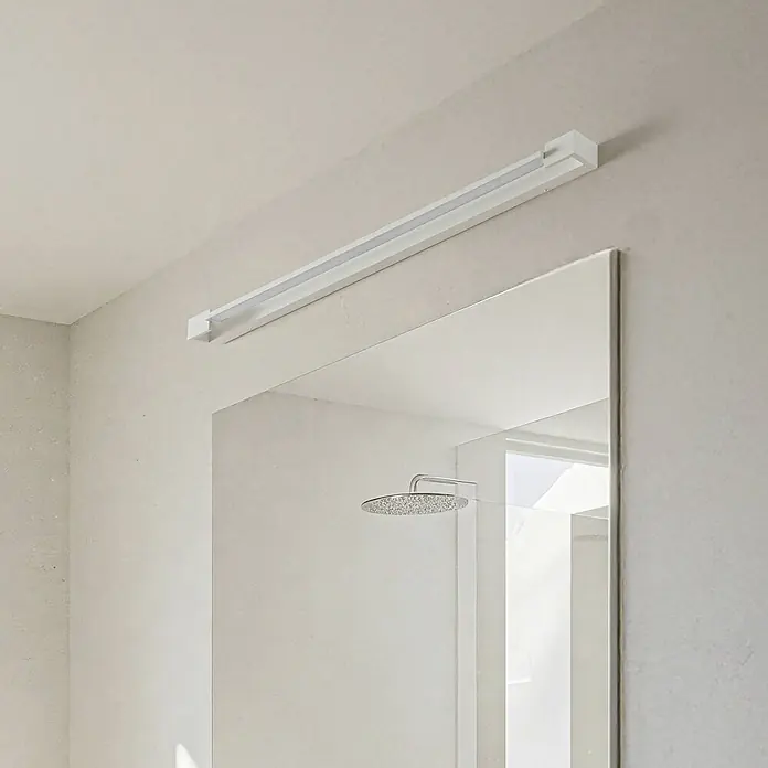 Arcchio LED Wandleuchte innen in weiß, Wandlampe -  - Weiße lineare LED-Leuchte über einem Badezimmerspiegel.
