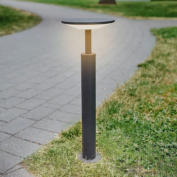 Lucande LED Wegeleuchte anthrazit Sockelleuchte 60 cm Gartenlampe Aluminium -  - Dunkelgraue zylindrische Wegeleuchte mit flachem, rundem Oberteil und warmem Licht, neben einem gepflasterten Weg im Gras installiert.