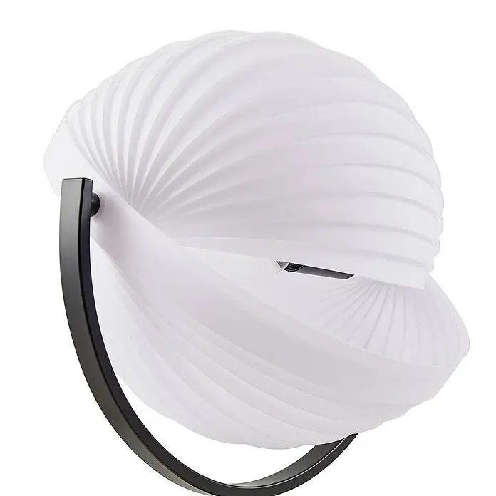 Lucande Stehleuchte Helva - schwarz, weiß / opal, E27 - Weiße gefaltete muschelförmige Lampe mit dunklem gebogenem Metallständer.