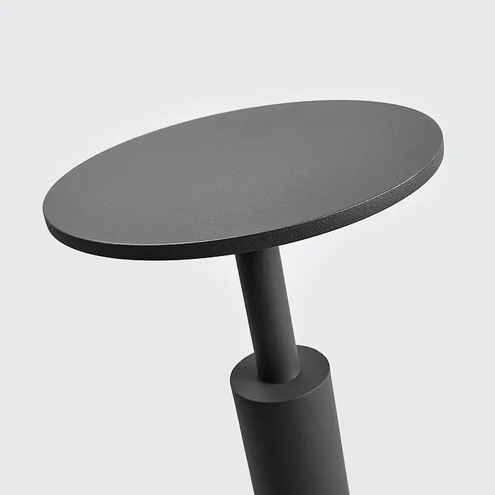 Lucande LED Wegeleuchte anthrazit Sockelleuchte 60 cm Gartenlampe Aluminium -  - Runder dunkelgrauer Beistelltisch mit matter, texturierter Oberfläche und robustem zylindrischem Ständer.