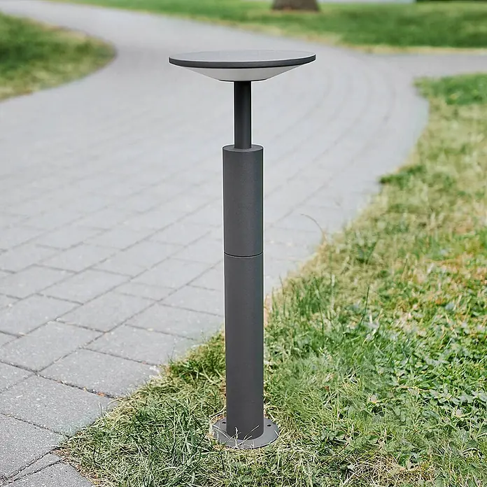Lucande LED Wegeleuchte anthrazit Sockelleuchte 60 cm Gartenlampe Aluminium -  - Dunkelgraue zylindrische Wegeleuchte mit flacher, runder Oberseite, im Gras neben einem gepflasterten Weg installiert.