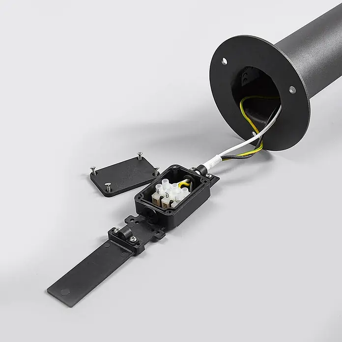 Lucande LED Wegeleuchte anthrazit Sockelleuchte 60 cm Gartenlampe Aluminium -  - Schwarze Außenleuchte mit interner Verkabelung, angeschlossen an eine offene Anschlussdose mit Klemmleiste. Deckel und Schrauben sind lose.