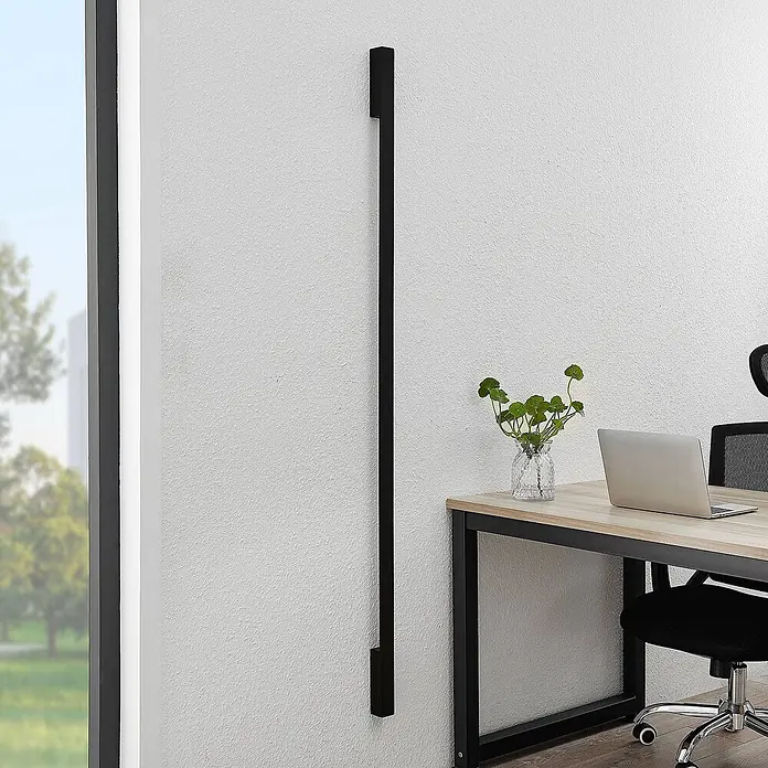 Arcchio LED Wandleuchte innen in schwarz, Wandlampe -  - Langer schwarzer vertikaler Wandgriff im Büro.