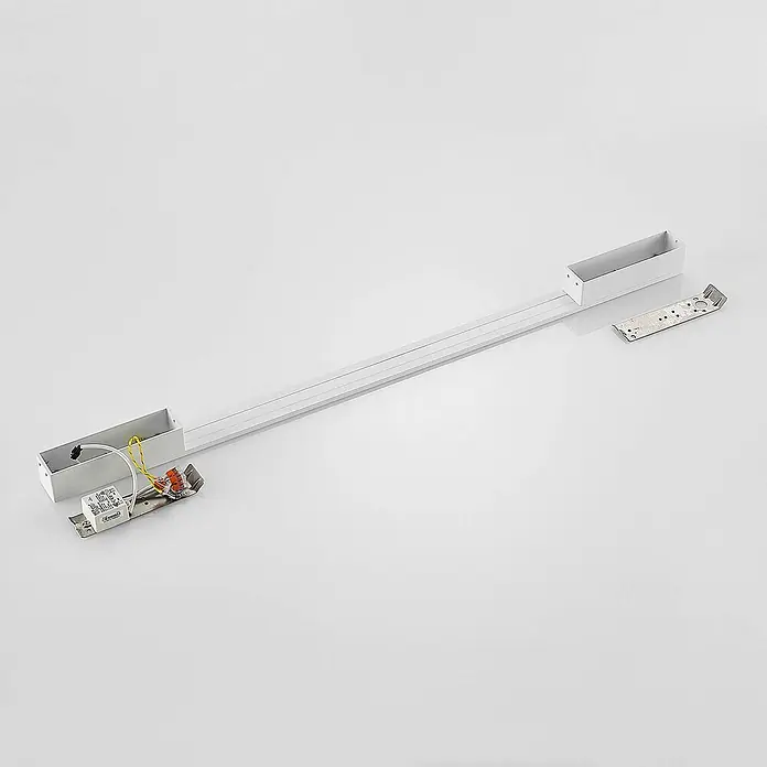 Arcchio LED Wandleuchte innen in weiß, Wandlampe -  - Demontierte Komponenten eines linearen LED-Beleuchtungssystems: Aluminiumschiene, weiße Anschlusskästen mit Verkabelung und Montagehalterungen.