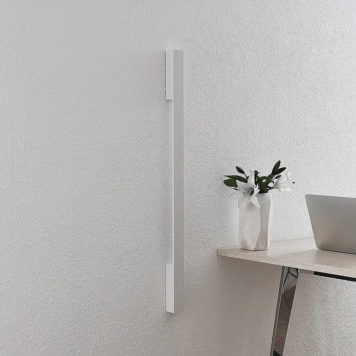 Arcchio LED Wandleuchte innen in weiß, Wandlampe -  - Weißer vertikaler, wandmontierter Kabelkanal, elegant neben einem hellen Holzschreibtisch integriert.