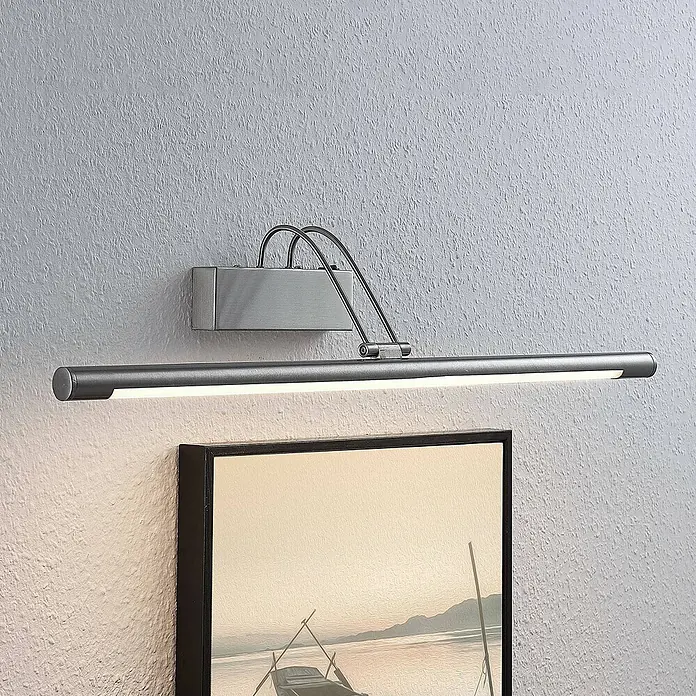 Lucande Bilderleuchte LED mit Schalter, Spiegelleuchte 69 cm -  - Silberne gebürstete LED-Bilderleuchte über einem Gemälde.