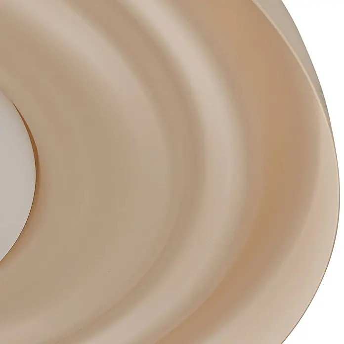 Lindby Wandleuchte Waves - creme / amber - Beige runde Leuchte mit subtiler Wellentextur und einer weißen kreisförmigen Lichtquelle.