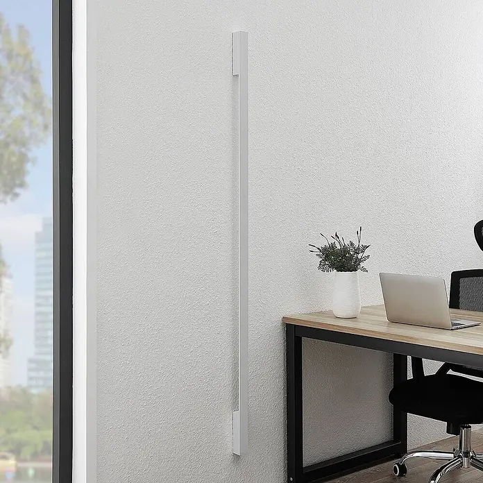 Arcchio LED Wandleuchte innen in weiß, Wandlampe -  - Weißer wandmontierter Kabelkanal in einer Büroumgebung, der Kabel diskret verbirgt.