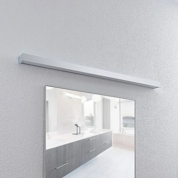 Lindby LED Wandleuchte innen in chrom, weiß, up down Wandlampe -  - Silberne lineare LED-Spiegelleuchte über einem Badspiegel montiert.