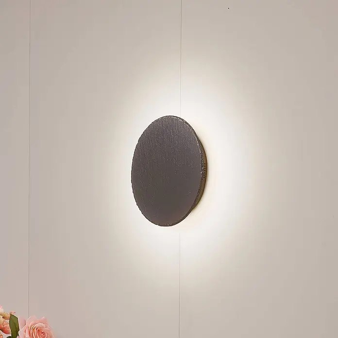 Lindby LED Wandleuchte innen in grau, schwarz, Wandlampe -  - Ovale, dunkelgraue Wandleuchte aus strukturiertem Schiefer mit warmem Hintergrundlicht.