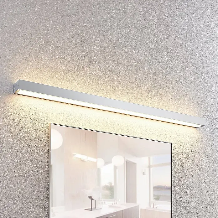 Lindby LED Wandleuchte innen in chrom, weiß, up down Wandlampe -  - Lange silberne LED-Spiegelleuchte über einem Spiegel installiert, spendet Beleuchtung.