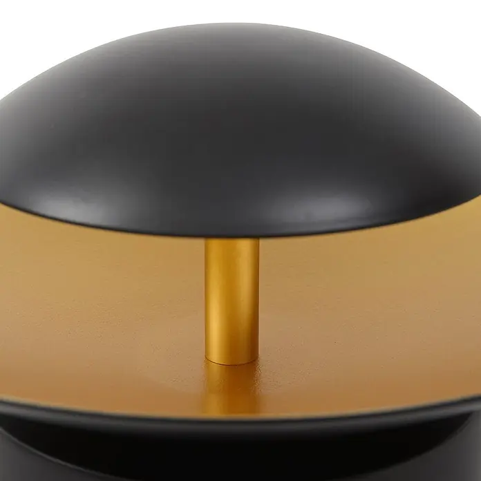 Lindby Wandleuchte Tiama - schwarz - Schwarzer Kuppellampenschirm mit goldener Innenseite und Stiel.