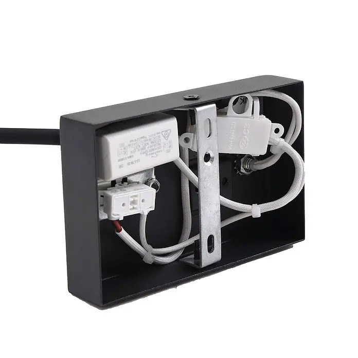 Lucande LED Wandleuchte innen in schwarz, Leselampe Wand -  - Innenansicht einer schwarzen Elektrodose mit LED-Netzteil, weißen geflochtenen Kabeln und Anschlüssen.