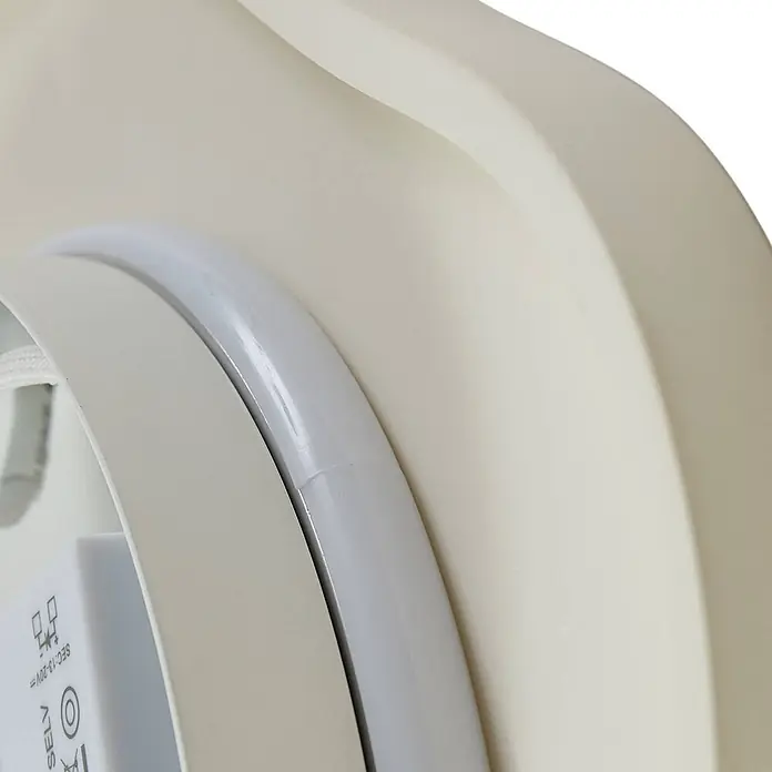 Lindby LED Wandleuchte innen in beige, up down Wandlampe -  - Nahaufnahme einer geschwungenen weißen Leuchte mit integriertem LED-Streifen und sichtbarem Netzteil.