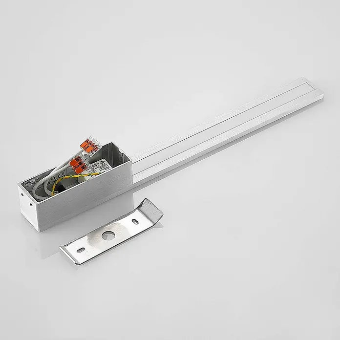 Arcchio LED Wandleuchte innen in aluminium gebürstet, Wandlampe -  - Silberne, rechteckige LED-Leuchte mit freigelegten Kabeln und Klemmen, neben einer Metallhalterung.