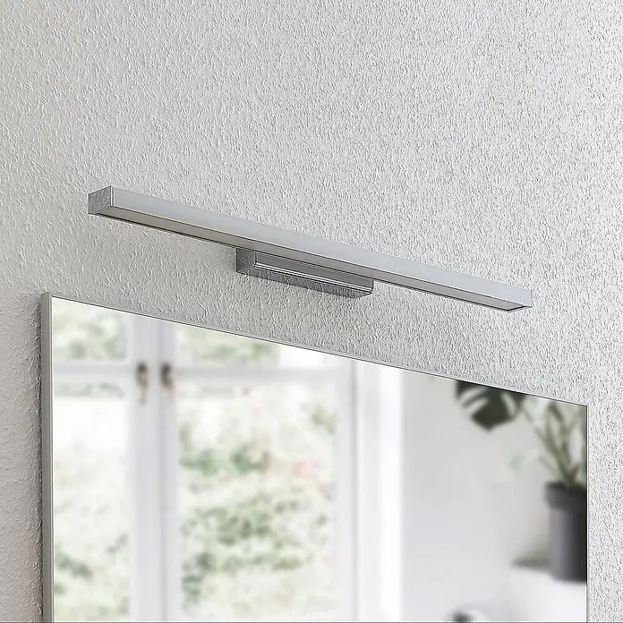 Lindby LED Wandleuchte innen in weiß, chrom, Wandlampe -  - Silberne lineare LED-Spiegelleuchte über einem Spiegel montiert.