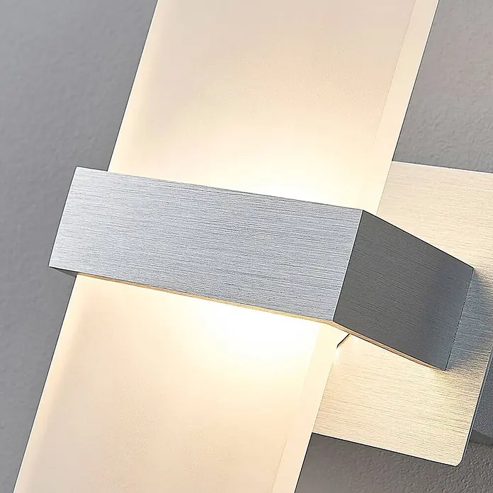 Lindby Wandleuchte Yorick - alu / grau / zink, weiß / opal - Moderne Wandleuchte mit gebürstetem silberfarbenem Metallakzent und warmweißem Licht aus einer mattierten Platte.