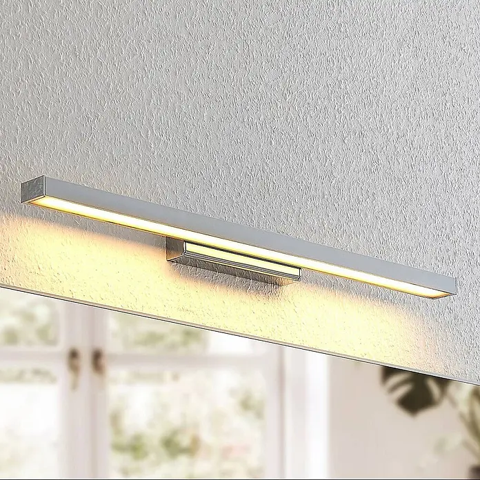 Lindby LED Wandleuchte innen in weiß, chrom, Wandlampe -  - Silberne LED-Spiegelleuchte, linear, warmweißes Licht, über einem Spiegel montiert.