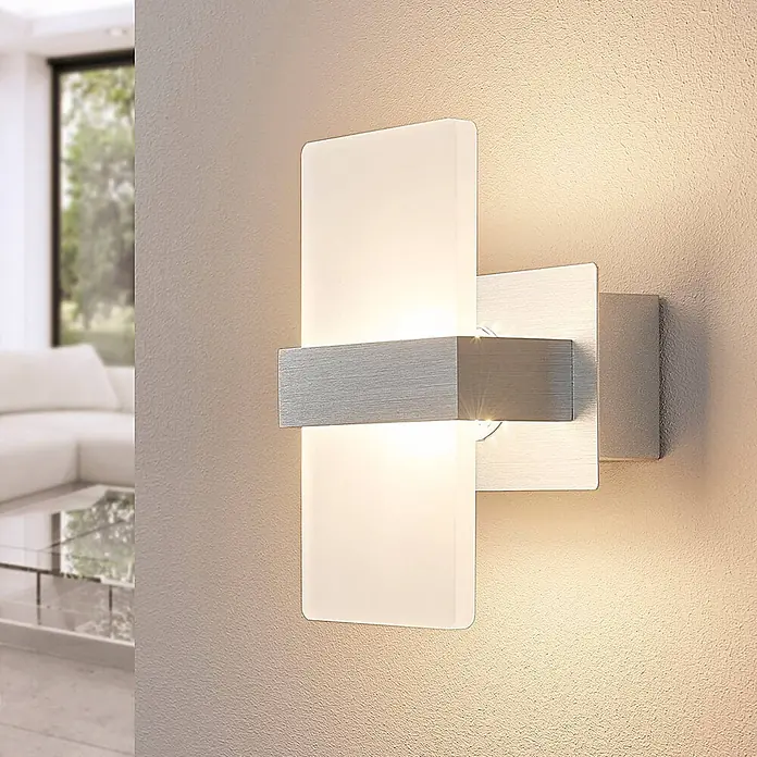 Lindby Wandleuchte Yorick - alu / grau / zink, weiß / opal - Moderne LED-Wandleuchte mit zwei rechteckigen Diffusoren aus Milchglas und einer Leiste aus gebürstetem Silbermetall.