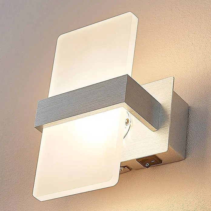 Lindby Wandleuchte Yorick - alu / grau / zink, weiß / opal - Moderne Wandleuchte mit gebürstetem silberfarbenem Metallrahmen, mattiertem weißen Diffusor und integriertem Schalter, an einer Wand montiert.