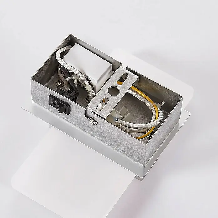 Lindby Wandleuchte Yorick - alu / grau / zink, weiß / opal - Silbernes Metall-Leuchtengehäuse mit Innenverdrahtung, elektronischem Treiber und Kippschalter.