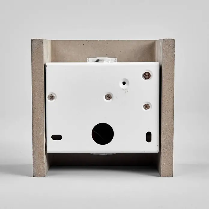Lindby Wandleuchte Yva - alu / grau / zink - Weiße Elektrobox in einem U-förmigen grauen Betongehäuse montiert.