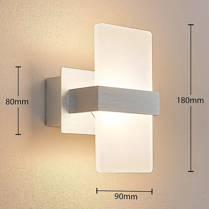 Lindby Wandleuchte Yorick - alu / grau / zink, weiß / opal - Moderne Wandleuchte aus gebürstetem Silbermetall mit zwei mattierten Rechteck-Diffusoren, die warmes Licht abstrahlt.