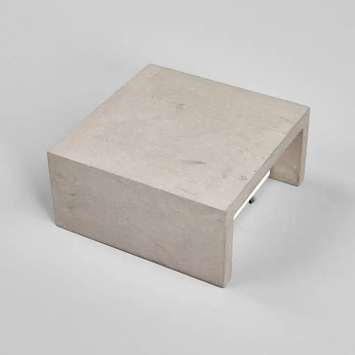 Lindby Wandleuchte Yva - alu / grau / zink - Heller Beton-Präsentationsständer mit offener Basis.