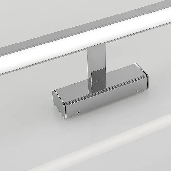 Lindby LED Wandleuchte innen in weiß, chrom, Wandlampe -  - Elegante Chrom-LED-Spiegelleuchte mit rechteckigem Montagesockel, spendet helles, gleichmäßiges Licht.