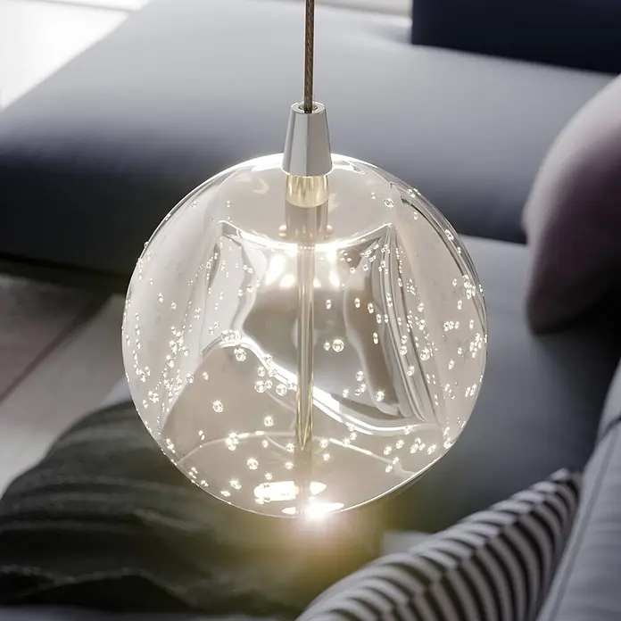 Lucande LED Wandleuchte innen in transparent, chrom, Wandlampe -  - Moderne Pendelleuchte aus Klarglas mit internen LED-Blasen, an braunem Kabel in einem Raum hängend.