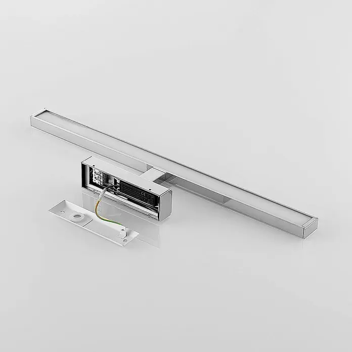 Lindby LED Wandleuchte innen in weiß, chrom, Wandlampe -  - Chromfarbene lineare LED-Leuchte, teilweise demontiert, mit Montageplatte und Verkabelung.
