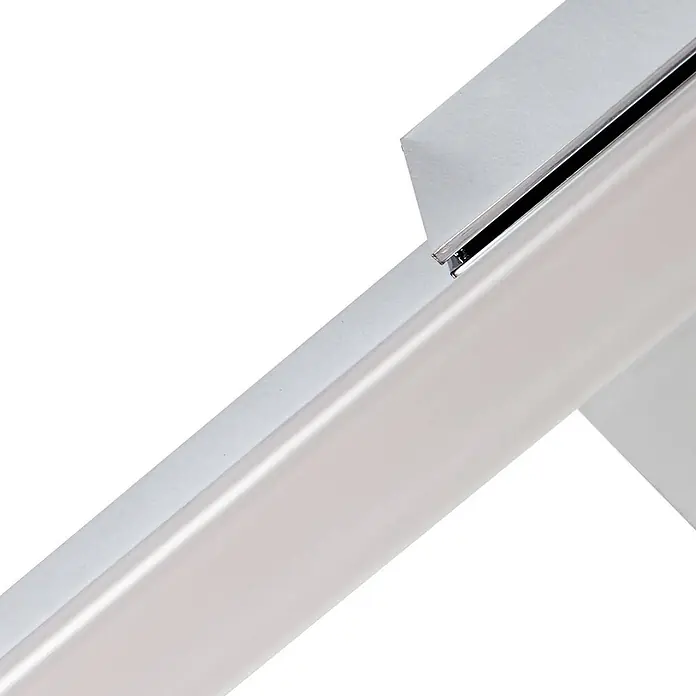 Lucande LED Wandleuchte innen in chrom, Wandlampe -  - Lineares LED-Lichtprofil mit mattierter Abdeckung und silberfarbener Schiene, zeigt einen Verbindungspunkt.