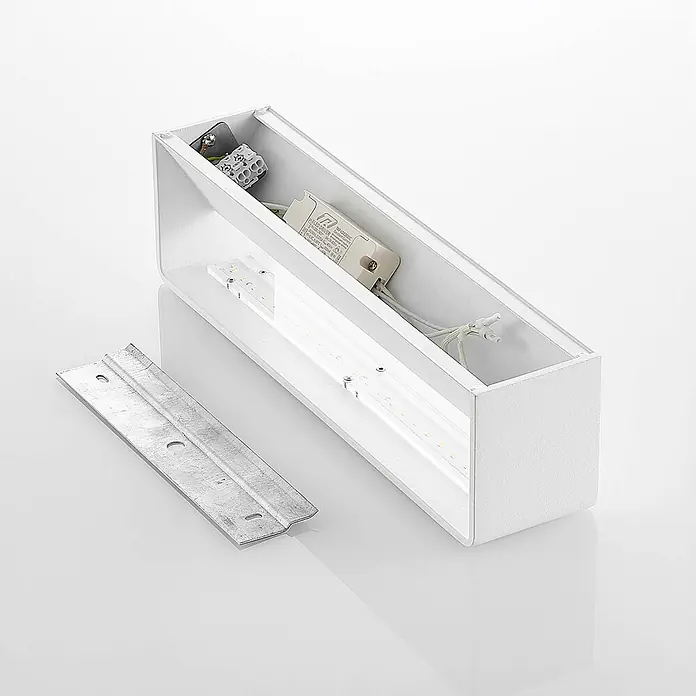 Arcchio LED Wandleuchte innen in weiß, Wandlampe -  - Offene weiße LED-Wandleuchte mit freiliegendem LED-Streifen, Treiber und Klemmenblock, daneben eine Metallhalterung.