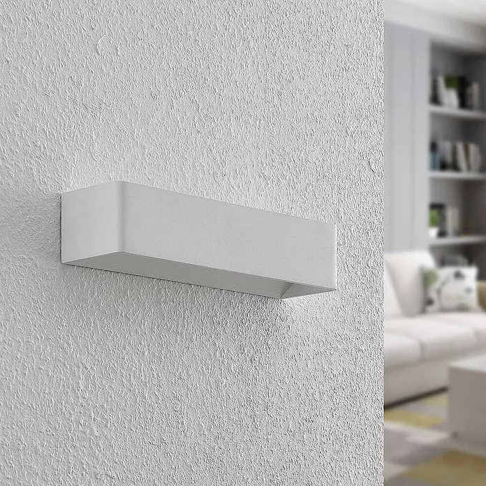 Arcchio LED Wandleuchte innen in weiß, Wandlampe -  - Weiße, rechteckige Wandleuchte an einer strukturierten Wand, die einen modernen Raum dezent beleuchtet.