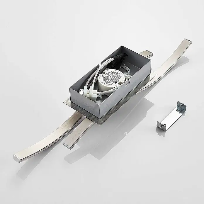 Lindby Wandleuchte Safia - alu / grau / zink, alu / grau / zink - LED-Leuchtenkomponenten: graue Metallbox mit weißem Netzteil und Kabeln, befestigt an zwei gebürsteten Metallstreifen, plus separater Metallhalterung.