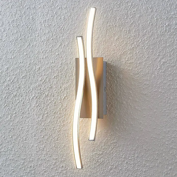 Lindby Wandleuchte Safia - alu / grau / zink, alu / grau / zink - Moderne LED-Wandleuchte mit zwei wellenförmigen Lichtstreifen auf gebürsteter Metallbasis, an strukturierter Wand.