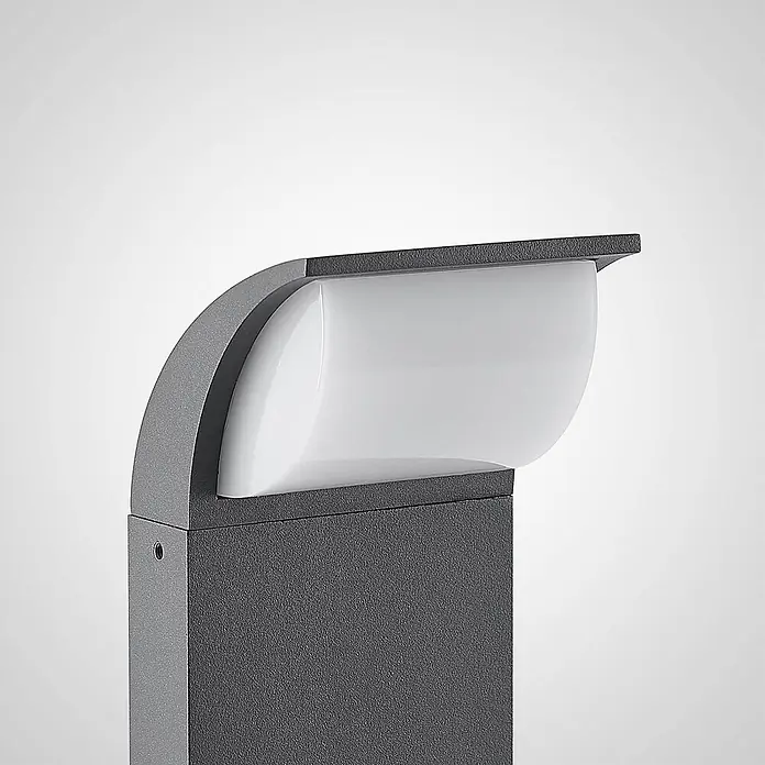 Lucande LED Sockelleuchte in anthrazit, weiß, Wegeleuchten außen -  - Dunkelgraue, strukturierte Außenpollerleuchte mit weißem, gebogenem Diffusor zur Wegbeleuchtung.