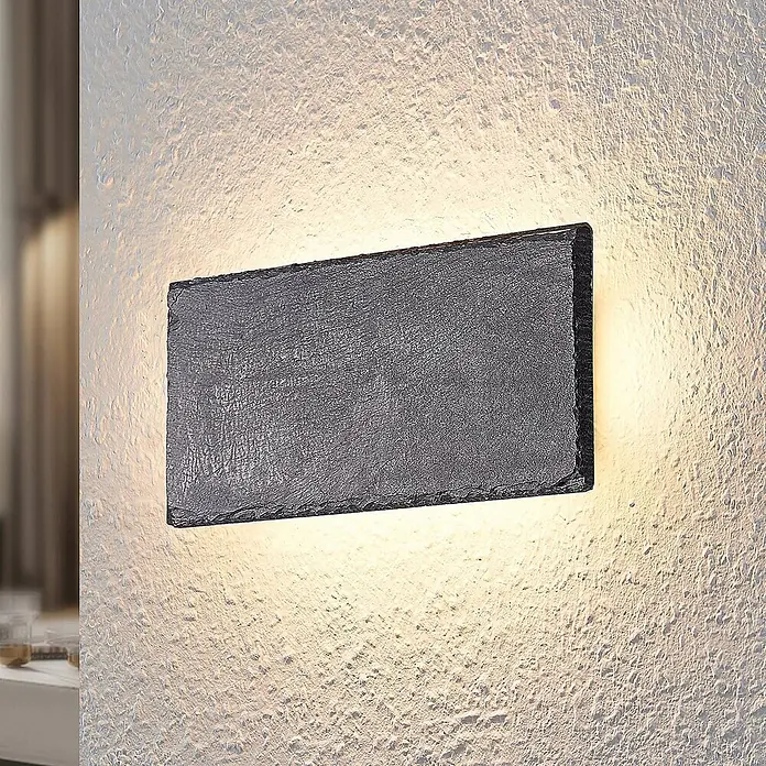 Lindby LED Wandleuchte innen in grau, Wandlampe -  - Rechteckige Wandleuchte aus dunklem Schiefer an strukturierter Wand, spendet warmes Auf- und Abwärtslicht.