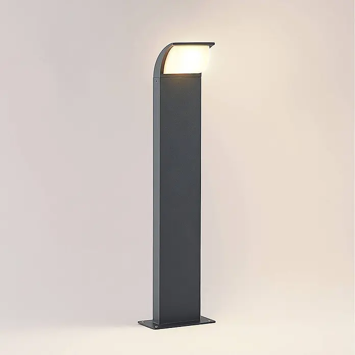 Lucande LED Sockelleuchte in anthrazit, weiß, Wegeleuchten außen -  - Dunkelgraue rechteckige Outdoor-Sockelleuchte mit gebogenem Oberteil und beleuchtetem weißen Diffusor.
