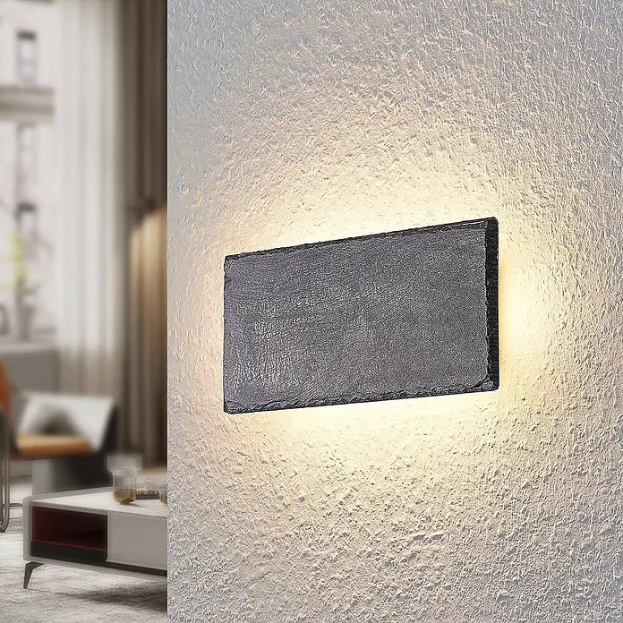 Lindby LED Wandleuchte innen in grau, Wandlampe -  - Rechteckige Wandleuchte aus dunklem Schiefer an einer strukturierten Wand, die warmes Auf- und Ablicht abgibt.