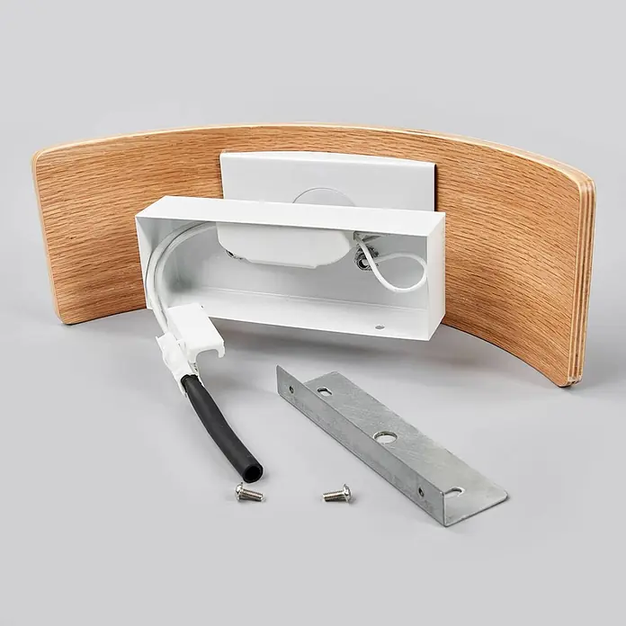 Lindby LED Holz Wandlampe 33 cm, Wandleuchte innen Uplight and Downlight -  - Zerlegte Komponenten einer weißen Wandleuchte mit geschwungener Holzrückwand, inklusive Metallgehäuse, Verkabelung, Halterung und Schrauben.