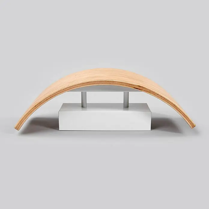 Lindby LED Holz Wandlampe 33 cm, Wandleuchte innen Uplight and Downlight -  - Gebogener Monitorständer aus hellem Schichtholz auf weißem Sockel mit grauen Stützen.