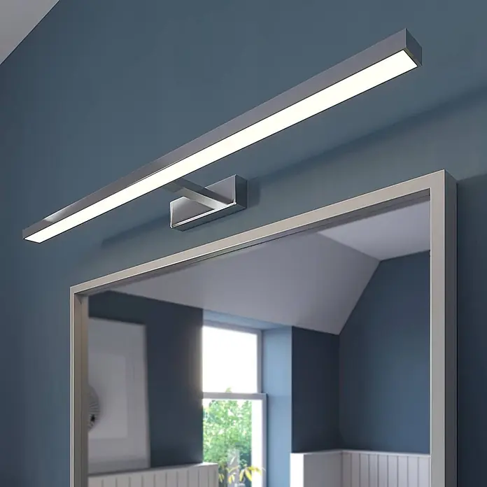 Lindby LED Wandleuchte innen in weiß, chrom, Wandlampe -  - Schlanke, verchromte LED-Spiegelleuchte über einem Spiegel.