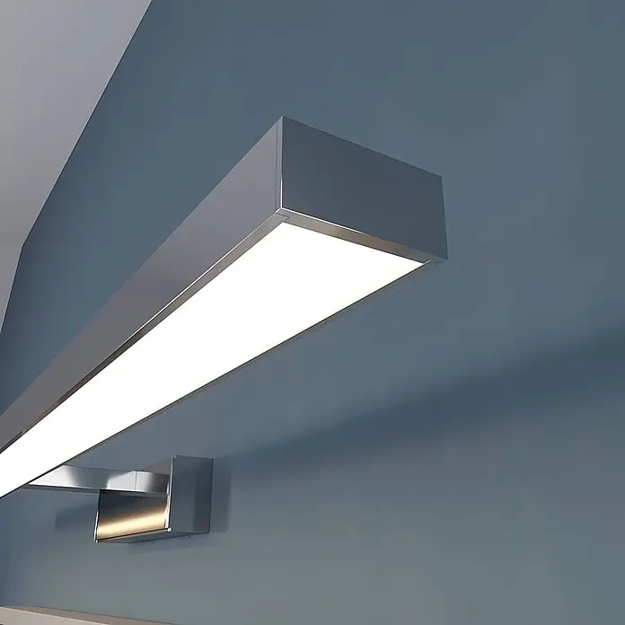 Lindby LED Wandleuchte innen in weiß, chrom, Wandlampe -  - Lineare LED-Leuchte mit gebürstetem Metallgehäuse, wandmontiert, strahlt hellweißes Licht aus.
