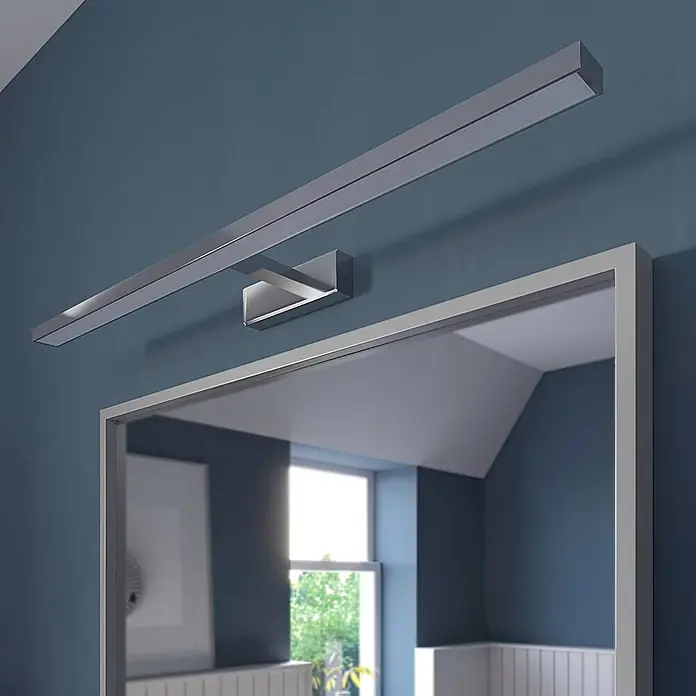 Lindby LED Wandleuchte innen in weiß, chrom, Wandlampe -  - Schlanke, lineare LED-Spiegelleuchte in Chrom über einem Spiegel montiert.