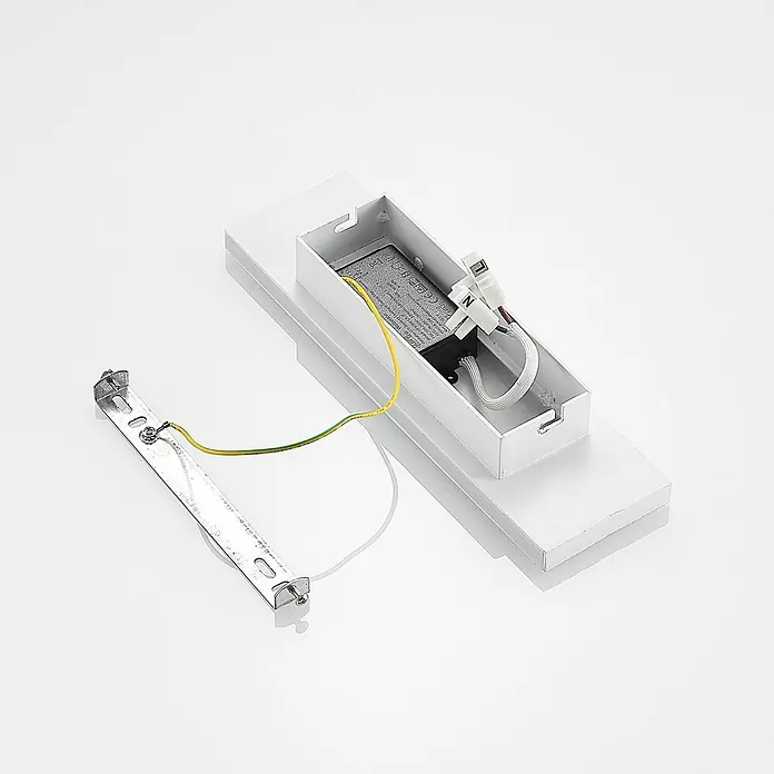 Lindby LED Wandleuchte innen in weiß, up down Wandlampe -  - Weißer rechteckiger Elektroanschluss mit interner Verkabelung, L/N-Anschlüssen und Treiber, verbunden mit einer Metallhalterung durch einen Erdungsdraht.
