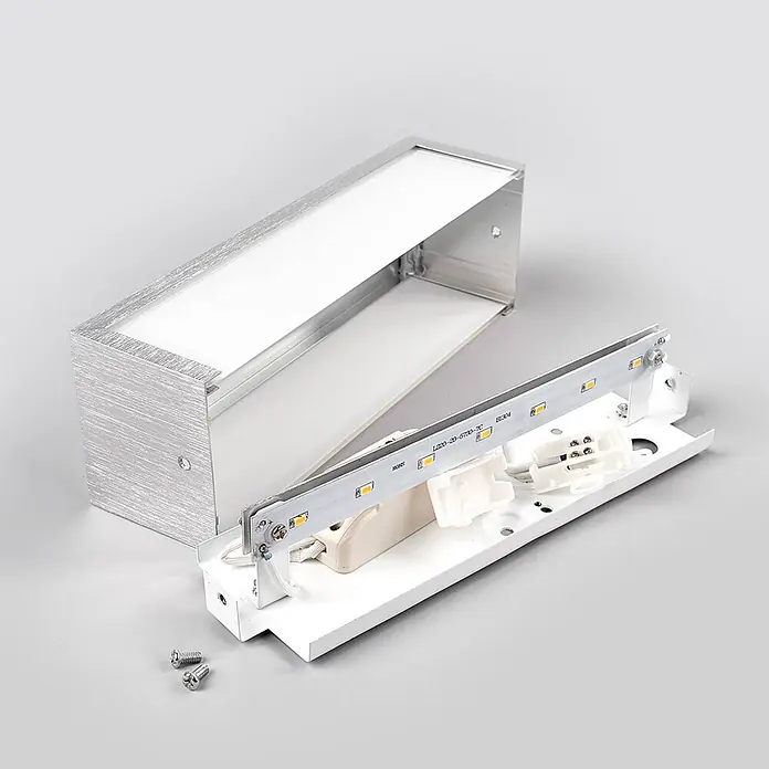 Lindby Wandleuchte Ranik - alu / grau / zink, alu / grau / zink - Zerlegte rechteckige LED-Wandleuchte mit gebürstetem Aluminiumgehäuse, weißem Diffusor und internem LED-Streifen.